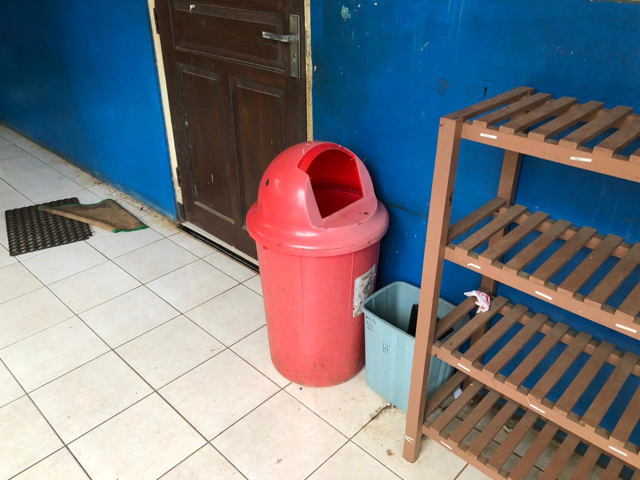 Tempat Sampah Setiap Kelas